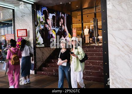 Hong Kong, Cina. 10th Mar, 2023. Gli amanti dello shopping passeranno un negozio di lusso Gucci nel quartiere dello shopping di Tsim Sha Tsui. (Credit Image: © Keith Tsuji/ZUMA Press Wire) SOLO PER USO EDITORIALE! Non per USO commerciale! Foto Stock