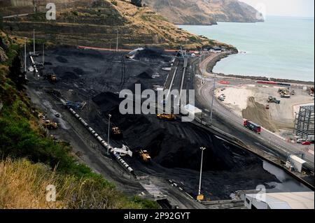 Panoramica dell'impianto di movimentazione del carbone presso il porto di Lyttelton, vicino a Christchurch, Nuova Zelanda. Il carbone viene inviato dalla costa occidentale per ferrovia per l'esportazione. Foto Stock