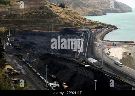 Panoramica dell'impianto di movimentazione del carbone presso il porto di Lyttelton, vicino a Christchurch, Nuova Zelanda. Il carbone viene inviato dalla costa occidentale per ferrovia per l'esportazione. Foto Stock