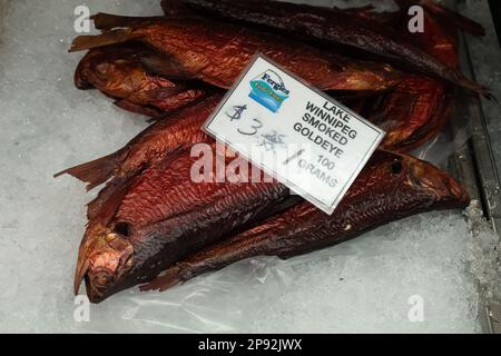 Pesce goldeye del lago di Winnipeg affumicato in vendita al Fergie's Fish and Chips nel Forks Market di Winnipeg, Manitoba, Canada. Foto Stock