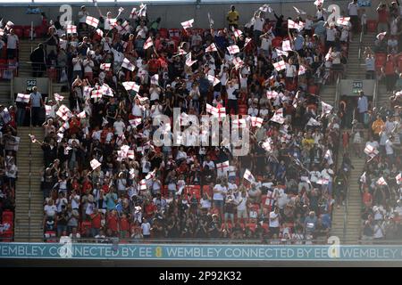 I fan inglesi festeggiano il sole della sera - Inghilterra contro Nigeria, International friendly, Wembley Stadium, Londra - 2nd giugno 2018. Foto Stock