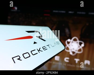 Smartphone con logo della società aerospaziale americana Rocket Lab USA Inc. Sullo schermo di fronte al sito Web. Messa a fuoco al centro a sinistra del display del telefono. Foto Stock