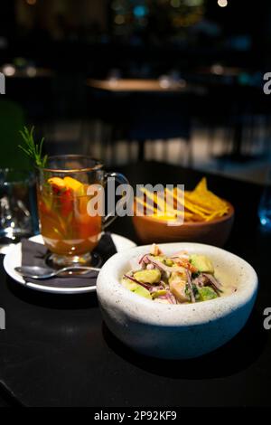 Gamberi, spigole e polpi ceviche al Ceviche Bar, Varsavia, Polonia Foto Stock