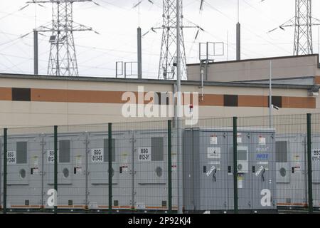 Un parco batterie è aperto a Ruien, Kluisbergen Venerdì 10 marzo 2023. Il parco è il più grande d'Europa con una capacità di 25 MW/100 MWh. FOTO DI BELGA NICOLAS MAETERLINCK Foto Stock