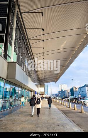 Tettoia esterna della stazione ferroviaria centrale di Varsavia, Varsavia, Mazovia, Polonia Foto Stock