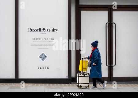 Londra, Regno Unito. 10 marzo 2023. Un negozio di scarpe Russell & Bromley vacante su Oxford Street, considerata la via dello shopping più trafficata d’Europa. Un recente rapporto della New West End Company (NWEC), che rappresenta i proprietari di beni immobili, tempo libero e al dettaglio in tutte le aree del West End, ha affermato che le previsioni del 2023/24 erano più deboli di quelle generate un anno fa a causa dell'aumento dei costi, della pressione sulle spese dei consumatori e dei costi operativi per gli occupanti. Credit: Stephen Chung / Alamy Live News Foto Stock