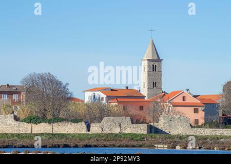 Una vista sulla città di Nin e il campanile della St. Anselm chiesa Foto Stock