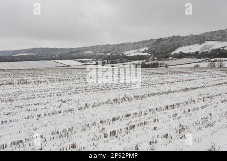 Vista mozzafiato delle nuvole buie di tempesta su colture di cereali appena piantate ai piedi di North Downs guardando verso ovest e sud verso le città di Medway e Staplehurst Foto Stock