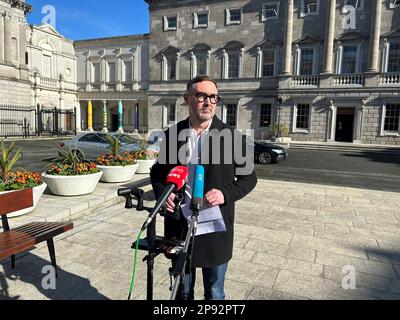 Eoin o Broin, portavoce del Sinn Fein, parla con i media al di fuori degli edifici governativi, Dublino. Data immagine: Venerdì 10 marzo 2023. Foto Stock