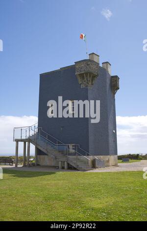 Lusitania Museum nella torre di guardia restaurata o torre di segnalazione n ° 25 a Old Head of Kinsale EIRE Foto Stock