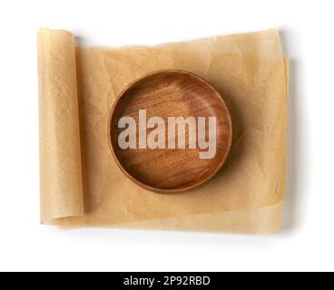 Ciotole di legno vuote isolate, ciotola di legno rotonda su sfondo bianco Vista dall'alto, cucina rustica Mockup con spazio copia Foto Stock