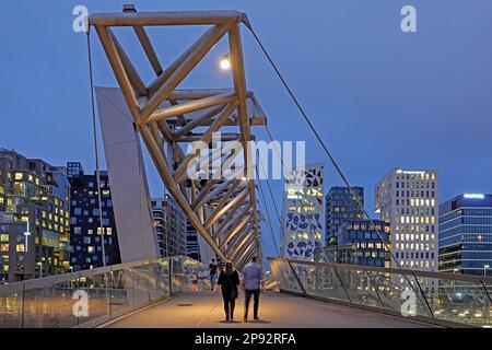 Norvegia, Oslo, Norvegia, Oslo, l'ufficio del progetto Barcode e gli edifici di appartamenti a Bjorvika, nel centro di Oslo - Vista notturna nella foto: Il pedonale Acrobat Foto Stock