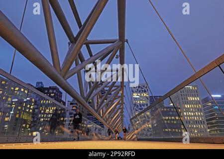 Norvegia, Oslo, Norvegia, Oslo, l'ufficio del progetto Barcode e gli edifici di appartamenti a Bjorvika, nel centro di Oslo - Vista notturna nella foto: Il pedonale Acrobat Foto Stock