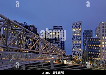 Norvegia, Oslo, Norvegia, Oslo, l'ufficio del progetto Barcode e gli edifici di appartamenti a Bjorvika, nel centro di Oslo - Vista notturna nella foto: Il pedonale Acrobat Foto Stock