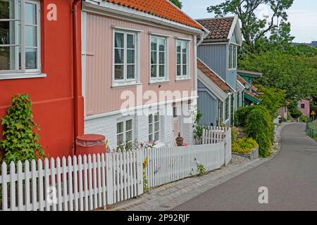 Norvegia, Oslo, le bizzarre case in legno del 18th° secolo del quartiere di Damstredet e la vicina Telthusbakken sono un bel cambiamento di ritmo rispetto alla moderna A. Foto Stock