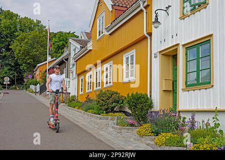 Norvegia, Oslo, le bizzarre case in legno del 18th° secolo del quartiere di Damstredet e la vicina Telthusbakken sono un bel cambiamento di ritmo rispetto alla moderna A. Foto Stock