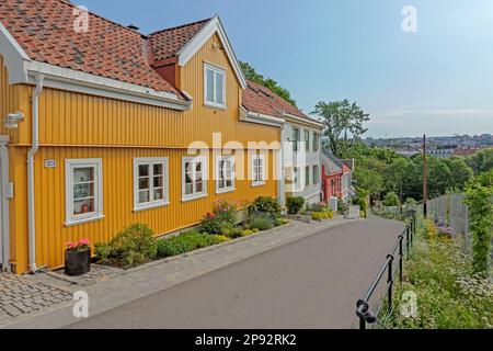 Norvegia, Oslo, le bizzarre case in legno del 18th° secolo del quartiere di Damstredet e la vicina Telthusbakken sono un bel cambiamento di ritmo rispetto alla moderna A. Foto Stock