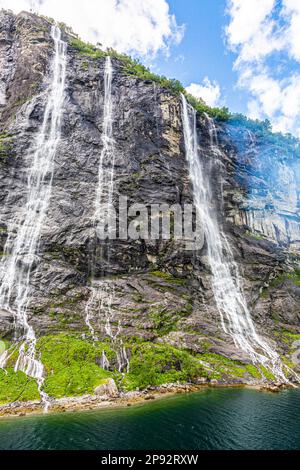 Ammira le cascate di Seven Sisters nel fiordo di Geiranger dalla nave da crociera Foto Stock