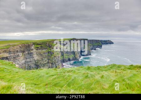 Immagine panoramica delle scogliere di Moher ad ovest Costa d'Irlanda Foto Stock