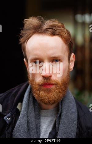 Primo piano ritratto di un uomo bearded all'aperto Foto Stock