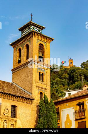 Iglesia de Santa Ana una chiesa cinquecentesca nel centro di Granada, Andalusia, Spagna costruita in stile Mudejar. Foto Stock