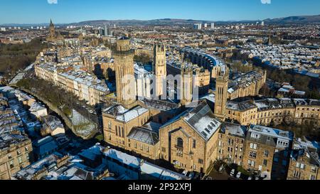 Vista aerea del Park Circus, della Trinity Tower, del Kelvingrove Park e dell'Università di Glasgow guardando verso nord verso Dungoyne. Foto Stock