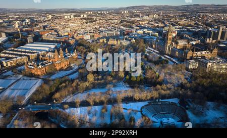 Vista aerea dell'Università di Glasgow e della galleria d'arte e museo di Kelvingrove dall'alto del parco di Kelvingrove in una mattina innevata di primavera. Foto Stock