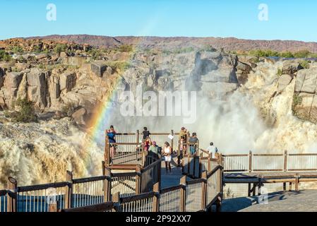 Augrabies National Park, Sudafrica - 25 2023 febbraio: Turisti in un punto di vista presso la cascata principale Augrabies nel fiume Orange. Il fiume è in floo Foto Stock