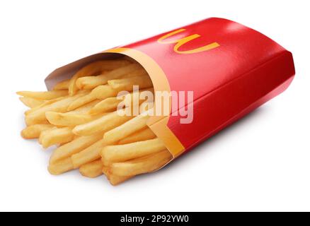 MYKOLAIV, UCRAINA - 11 AGOSTO 2021: Gran parte delle patatine fritte di McDonald's isolate sul bianco Foto Stock