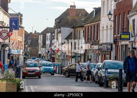 La trafficata e stretta High Street di Hythe, una cittadina costiera sul bordo della palude di Romney, nel quartiere di Folkestone e Hythe sulla costa meridionale di Foto Stock