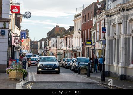 La trafficata e stretta High Street di Hythe, una cittadina costiera sul bordo della palude di Romney, nel quartiere di Folkestone e Hythe sulla costa meridionale di Foto Stock