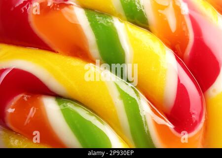 Lecca lecca colorata su sfondo chiaro, vista in primo piano. Caramelle deliziose Foto Stock