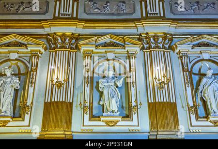 Napoli, Italia - 29 marzo 2019: Statue nel teatro di corte del Palazzo reale Foto Stock