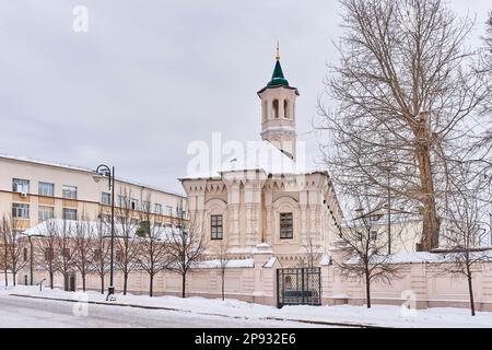 Moschea di Apanaev del 18th, Masjid. Monumento di architettura di culto Tartar. Paesaggio urbano invernale. Staro-Tatarskaya Sloboda, strada pedonata di Nasiri, Kazan, Russ Foto Stock