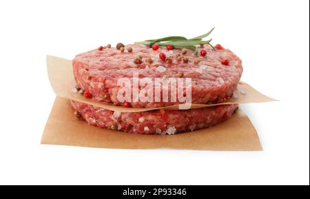 Hamburger polpettine crudi con rosmarino e spezie su sfondo bianco Foto Stock