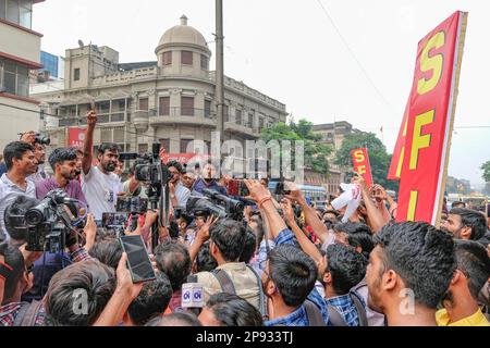 Kolkata, India. 10th Mar, 2023. Gli attivisti della Federazione studentesca dell'India (SFI), un'organizzazione studentesca di sinistra, grideranno slogan durante la manifestazione. Gli attivisti hanno marciato verso l'Assemblea legislativa del Bengala Occidentale per protestare contro la National Education Policy (NEP) 2020 e chiedere la riapertura delle 8207 scuole chiuse gestite dallo stato. Credit: SOPA Images Limited/Alamy Live News Foto Stock