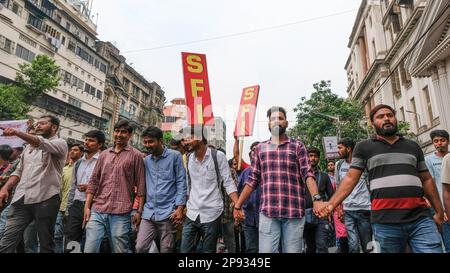 Kolkata, India. 10th Mar, 2023. Gli attivisti della Federazione studentesca dell'India (SFI), un'organizzazione studentesca di sinistra, grideranno slogan durante la manifestazione. Gli attivisti hanno marciato verso l'Assemblea legislativa del Bengala Occidentale per protestare contro la National Education Policy (NEP) 2020 e chiedere la riapertura delle 8207 scuole chiuse gestite dallo stato. (Foto di Dipayan Bose/SOPA Images/Sipa USA) Credit: Sipa USA/Alamy Live News Foto Stock