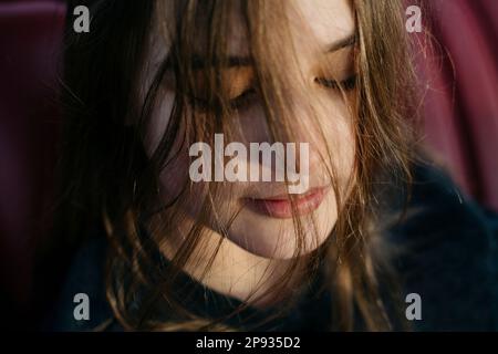 Ragazza con capelli disheveled, primo piano Foto Stock