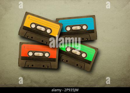 Vecchie cassette di musica in diversi colori Foto Stock