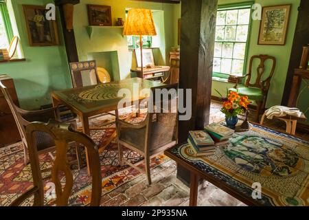 Inghilterra, East Sussex, Lewes, Rodmell Village, Monk's House l'ex casa di Virginia Woolf e suo marito Leonard Woolf, il soggiorno Foto Stock