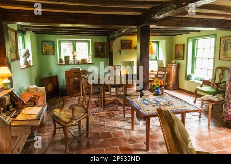 Inghilterra, East Sussex, Lewes, Rodmell Village, Monk's House l'ex casa di Virginia Woolf e suo marito Leonard Woolf, il soggiorno Foto Stock