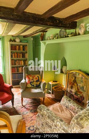 Inghilterra, East Sussex, Lewes, Rodmell Village, Monk's House l'ex casa di Virginia Woolf e suo marito Leonard Woolf, il soggiorno Foto Stock