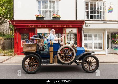 Inghilterra, East Sussex, Lewes, auto d'epoca e negozi Foto Stock