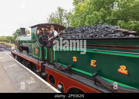 Inghilterra, Sussex, Bluebell Railway, Sheffield Park Station, autista del treno sullo storico treno a vapore Foto Stock