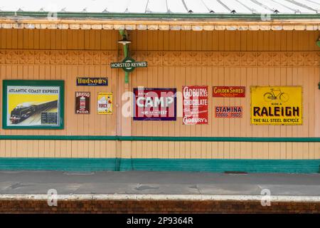 Inghilterra, Sussex, Bluebell Railway, Horsted Keynes Station, Platform Scene Foto Stock