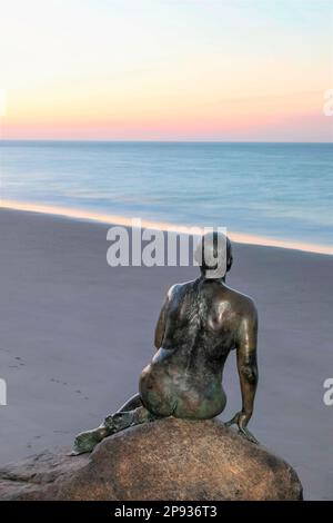 Inghilterra, Kent, Folkestone, Sunny Sands Beach, scultura di Georgina Baker intitolata 'la sirena di Folkestone' dall'artista Cornelia Parker Foto Stock