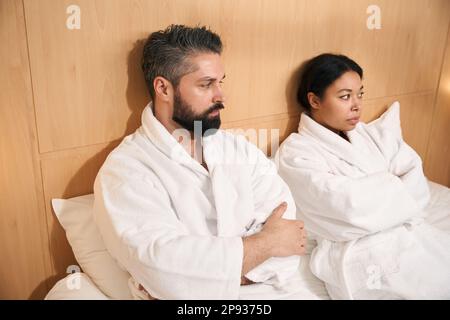 Una giovane coppia infelice in camera d'albergo Foto Stock