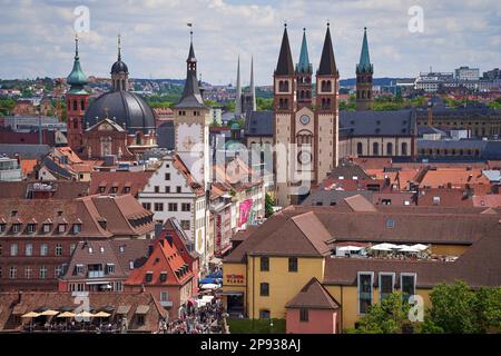 Vista dalla Fortezza di Marienberg alla storica Città Vecchia, al Ponte Vecchio di Wuerzburg e al Fiume meno, alla bassa Franconia, alla Franconia, alla Baviera, alla Germania Foto Stock