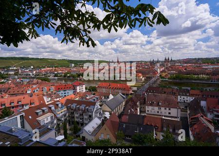 Vista dalla Fortezza di Marienberg alla storica Città Vecchia, al Ponte Vecchio di Wuerzburg e al Fiume meno, alla bassa Franconia, alla Franconia, alla Baviera, alla Germania Foto Stock