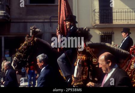 `Festa dels Traginers´, festa del muliere a BALSARENY.`Banderer´, flagger. Comarca del Bages. Eix del Llobregat, Catalogna, Spagna. Foto Stock